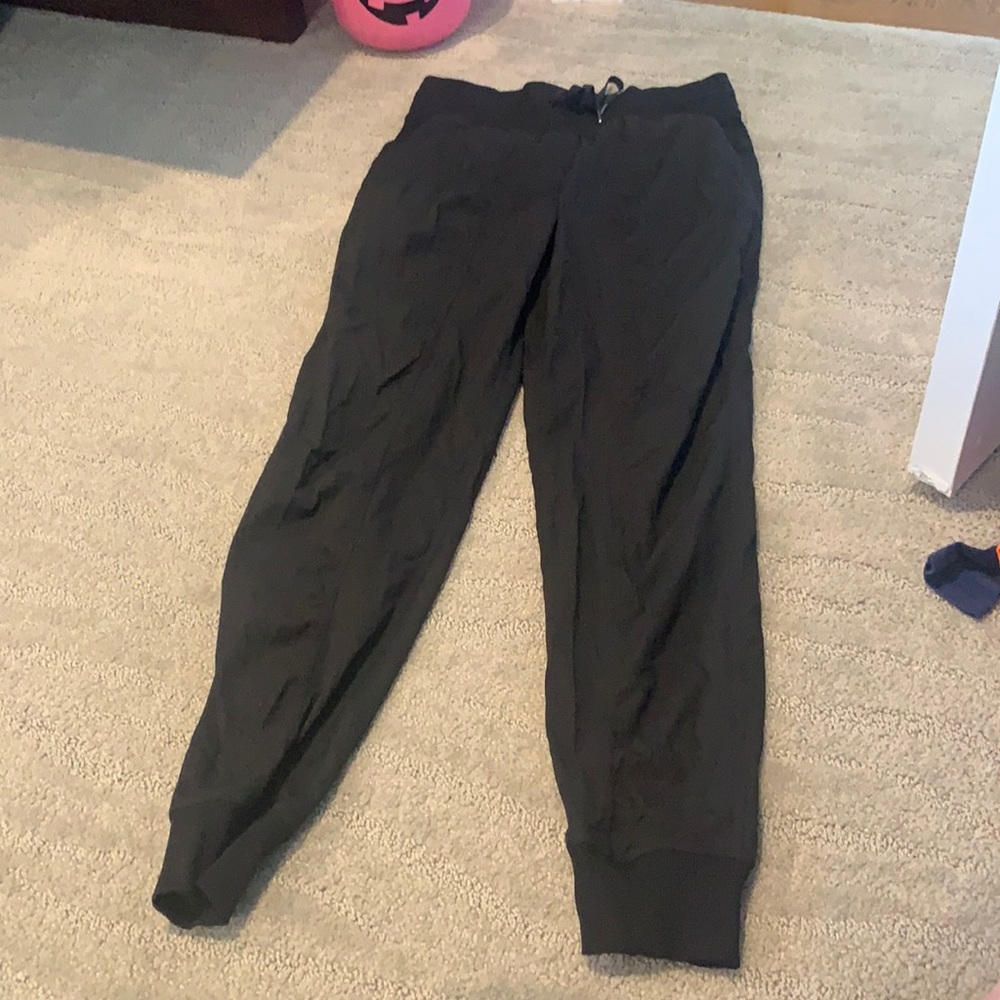 ❤️Women’s Lululemon Black Joggers size 4 ❤️